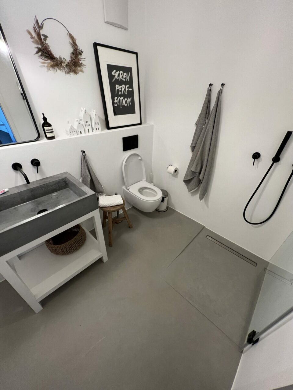 Gästebad Dusche fugenlos weiß und grau